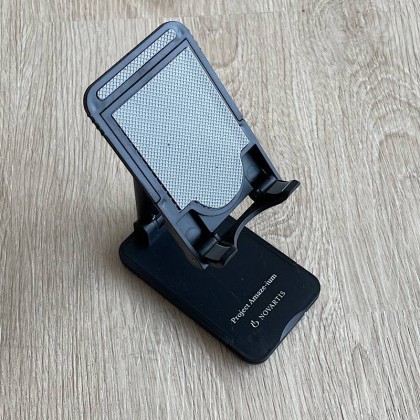 Desktop foldable mobile phone holder